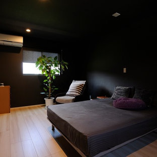 Imagen de dormitorio principal, minimalista, con paredes negras y suelo de contrachapado